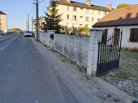 Nettoyage de mur à Beaugency, avant nettoyage